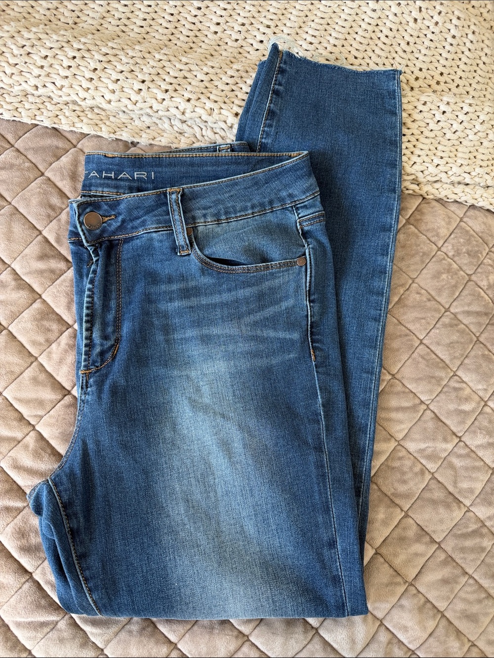 Tahari Women's  raw hem Medium Blue Skinny Jean size 12